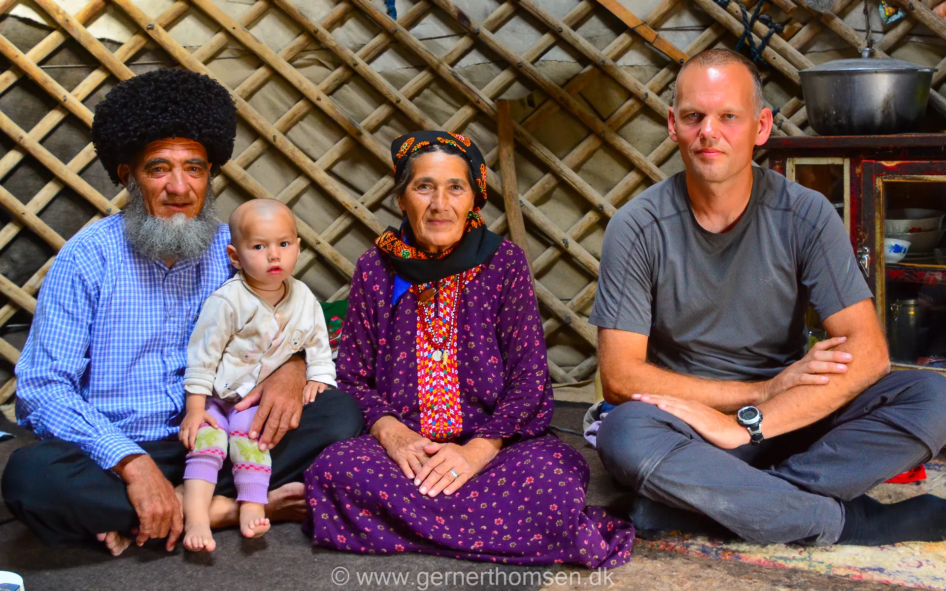 På besøg til te i jurten hos en turkmenisk falkejægers familie